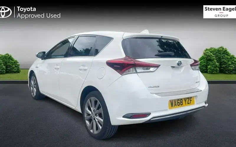 Used Toyota Auris Hybrid 136 HP (100 kW) 2018 White Hatchback