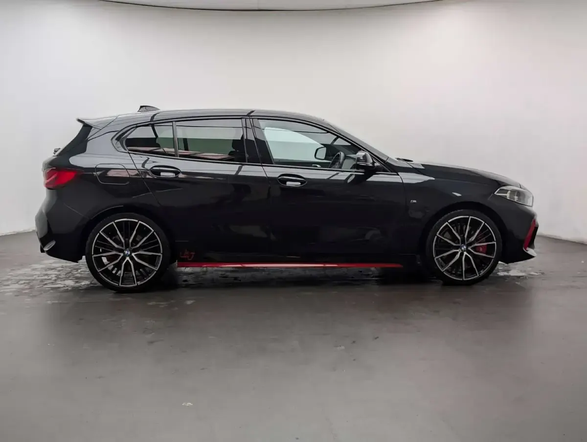 Begagnad BMW 128 Luxury Line 2023 Svart Halvkombi