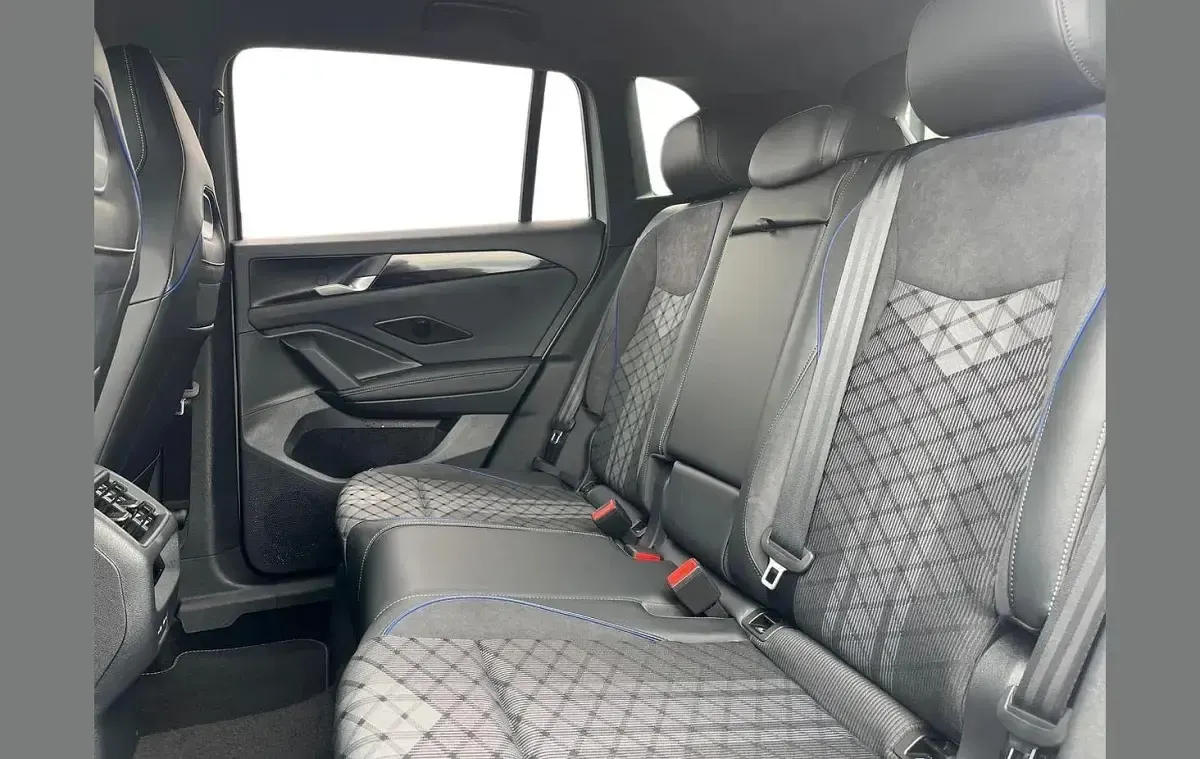 Używany VW Tiguan R-line 150 KM (110 kW) 2025 Srebrny SUV