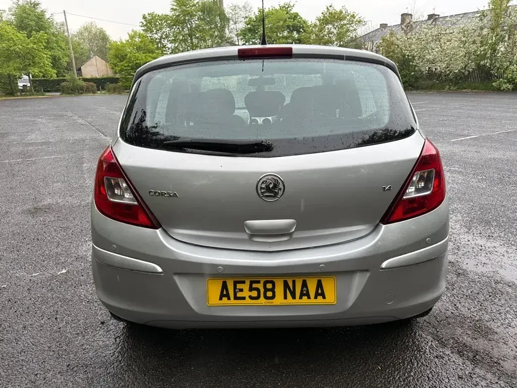Usado Vauxhall Corsa Club 89 HP (65 kW) 2008 Prateado Citadino