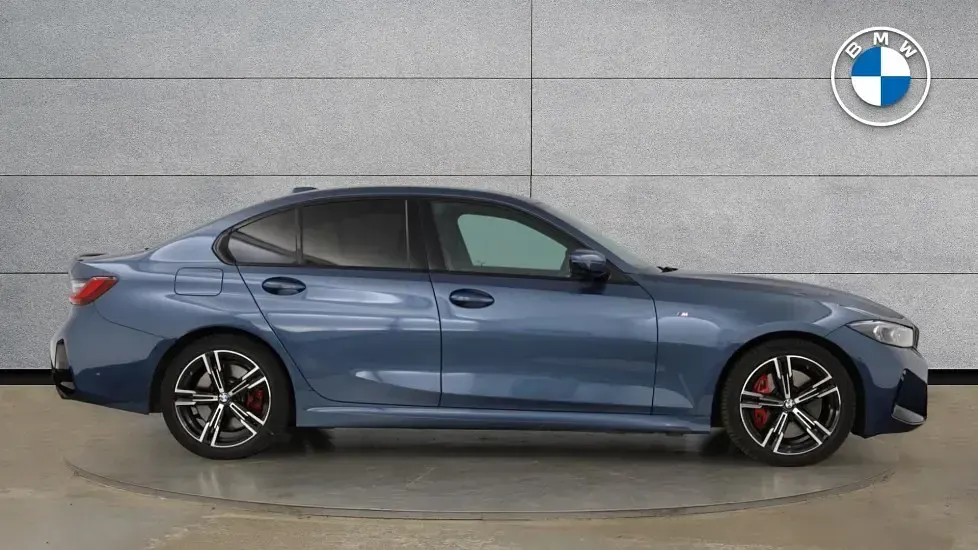 Begagnad BMW 320 M Sport 181 HK (133 kW) 2025 Blå