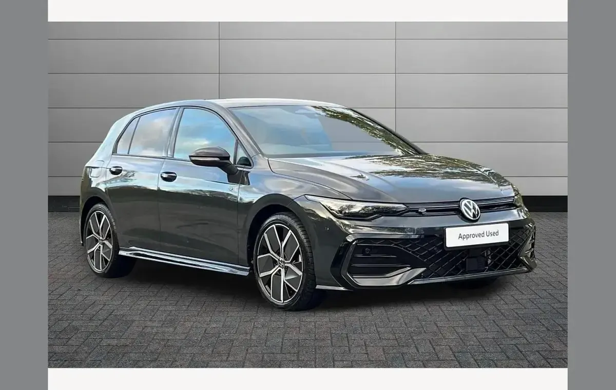 Usado VW Golf VIII Black Edition 150 HP (110 kW) 2025 Cinzento Citadino