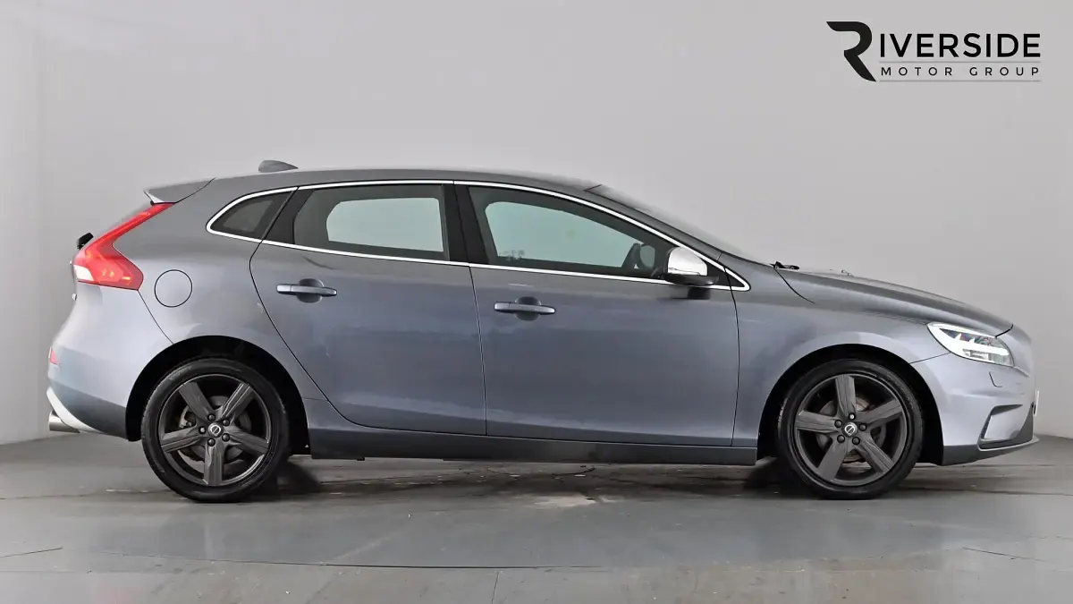 Used Volvo V40 R-Design 120 HP (88 kW) 2016 Grey Hatchback