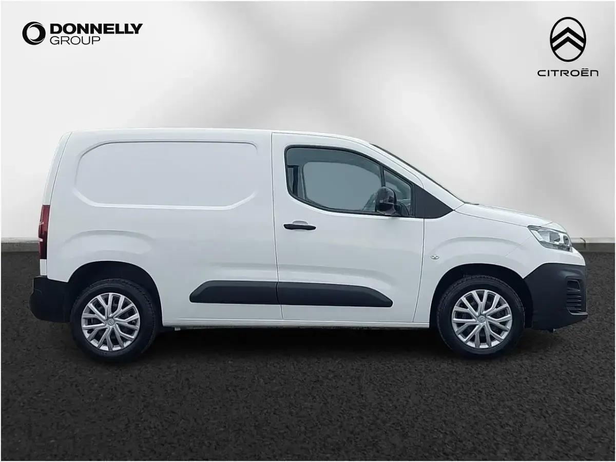Used Citroën Berlingo 99 HP (72 kW) 2022 White MPV