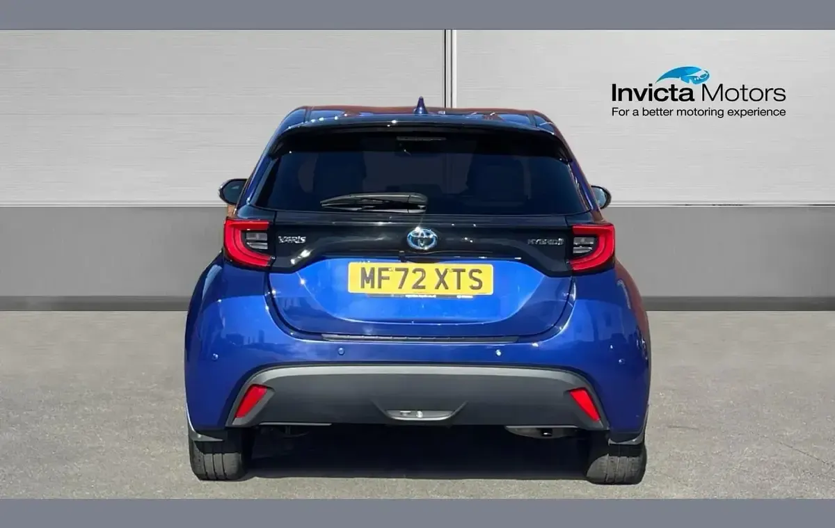 Used Toyota Yaris Hybrid Design 116 HP (85 kW) 2022 Blue Hatchback