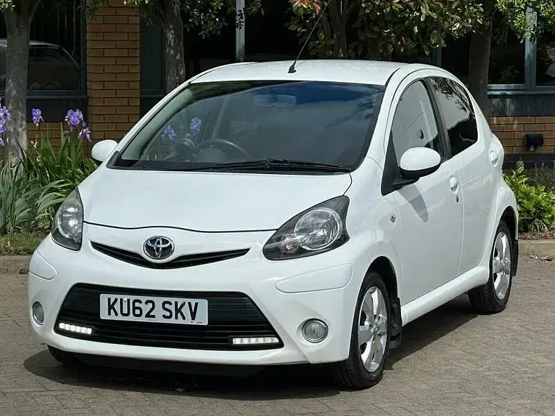 Used Toyota Aygo 68 HP (50 kW) 2012 White Hatchback