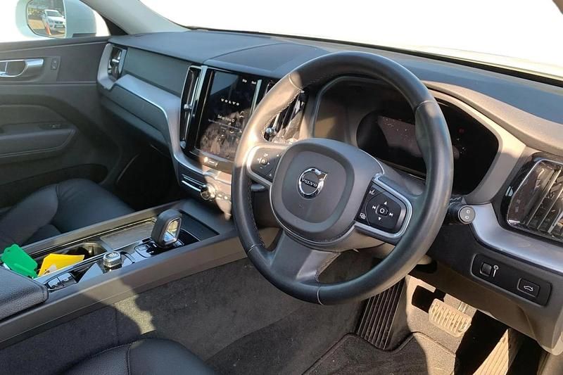 Used Volvo XC60 Momentum 2022 White SUV