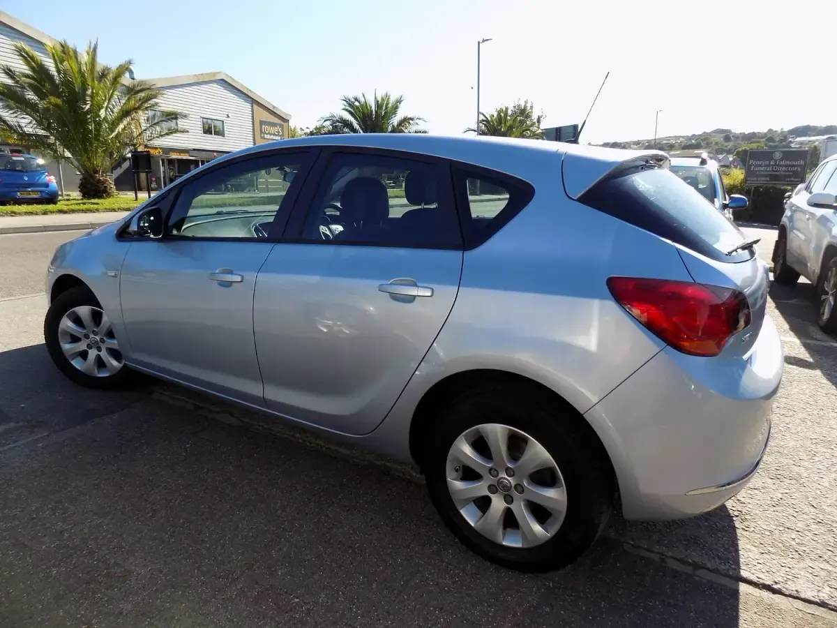 Used Vauxhall Astra Design Edition 2015 Silver Hatchback