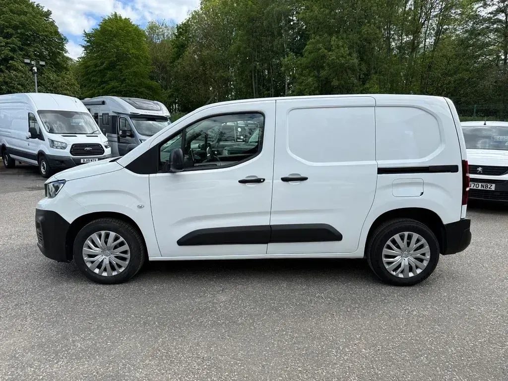 Used Peugeot Partner 2019 White MPV