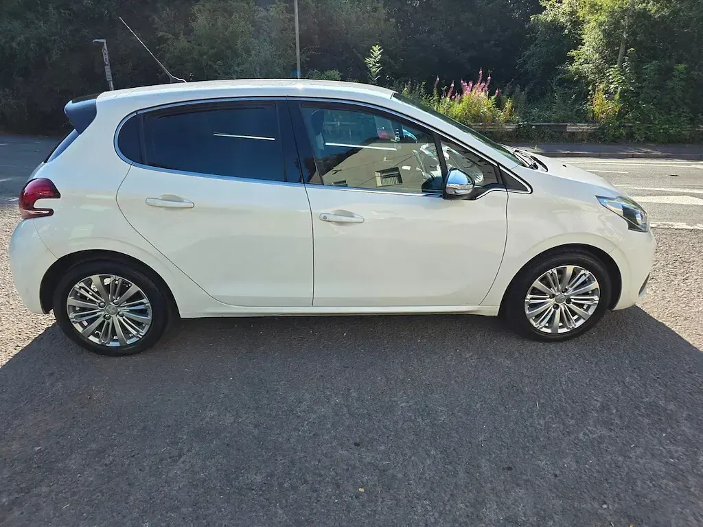Used Peugeot 208 Allure 2017 White Hatchback