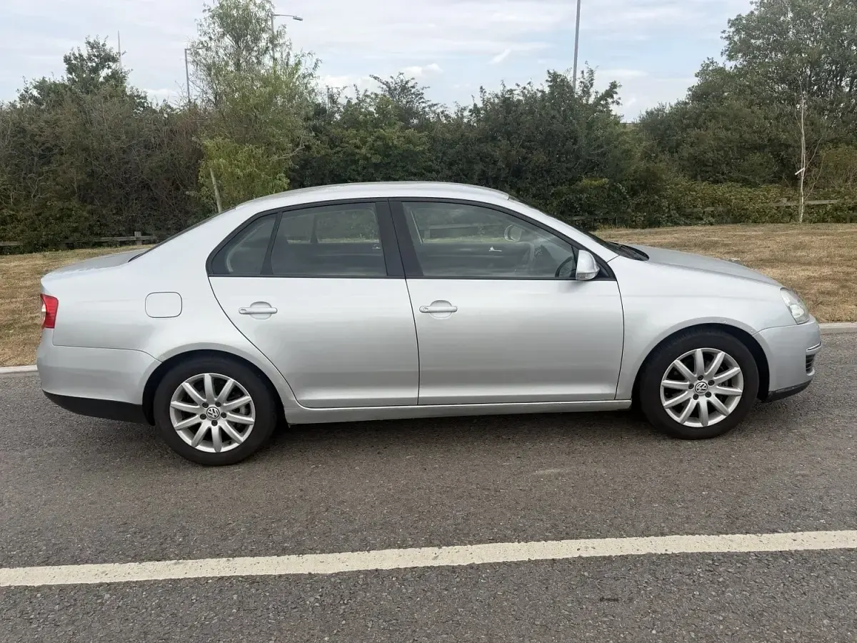 Used VW Jetta 105 HP (77 kW) 2009 Silver Sedan