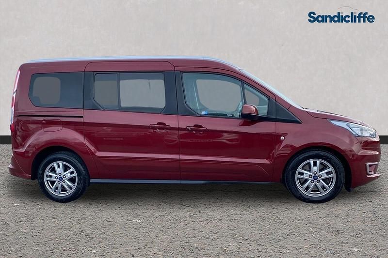 Used Ford Tourneo Titanium 120 HP (88 kW) 2020 Kapoor red (exclusive paint) Estate