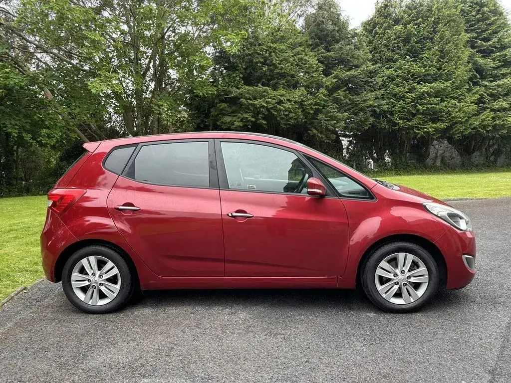 Used Hyundai ix20 Style 123 HP (90 kW) 2011 Red Hatchback