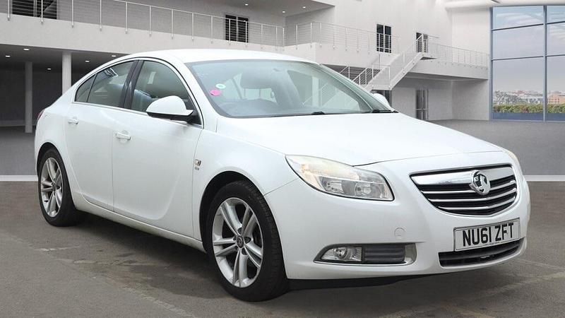 Used Vauxhall Insignia SRi 140 HP (102 kW) 2012 White Hatchback