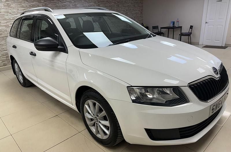 White Used 2014 Skoda Octavia Estate | £7,495 (Good price) - Image 1/4