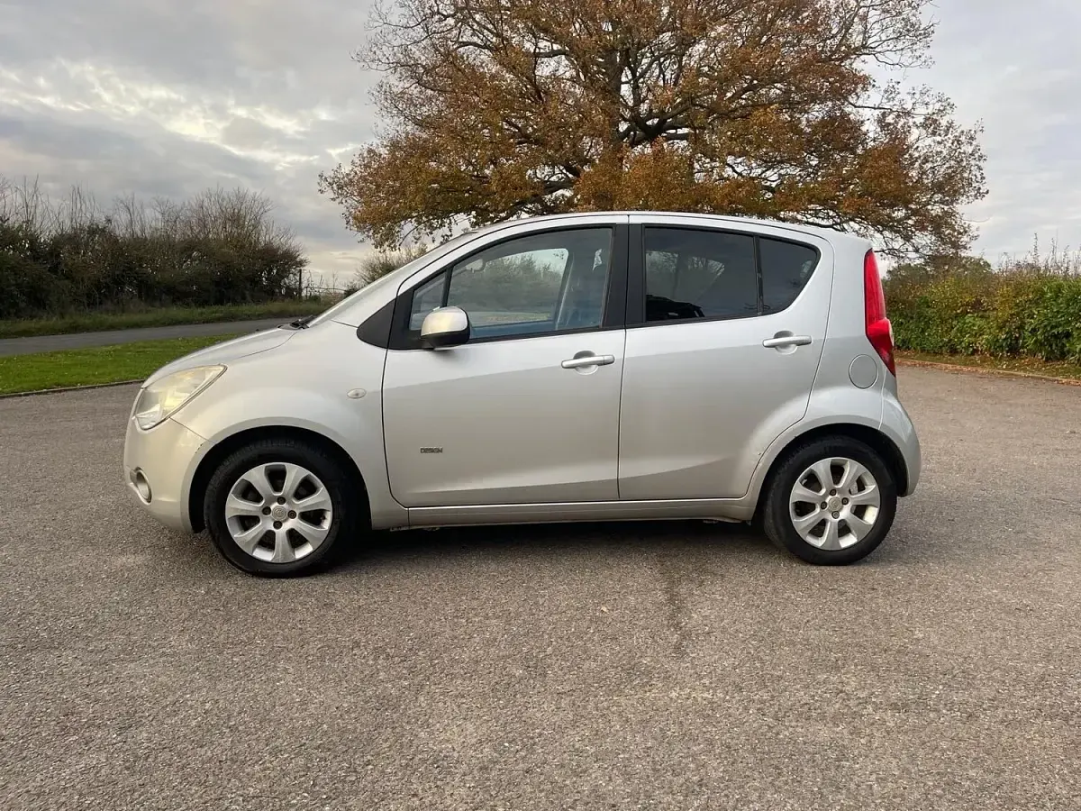 Used Vauxhall Agila Design Edition 85 HP (62 kW) 2009 Silver MPV
