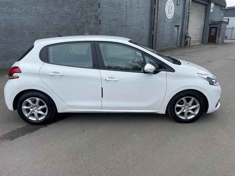 Used Peugeot 208 Active 2016 White Hatchback