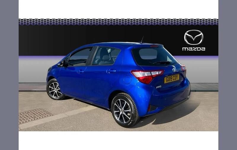 Used Toyota Yaris Hybrid 101 HP (74 kW) 2019 Blue Hatchback