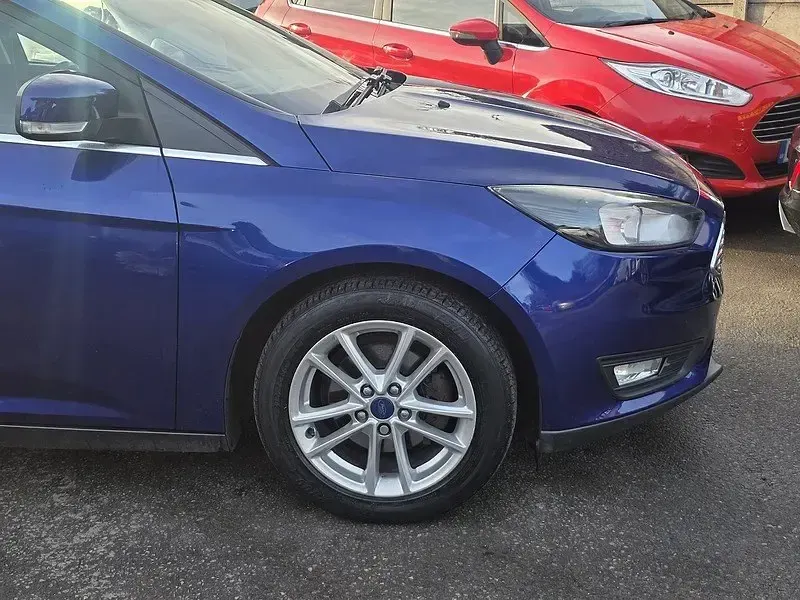 Usado Ford Focus Zetec 125 HP (91 kW) 2016 Azul Citadino
