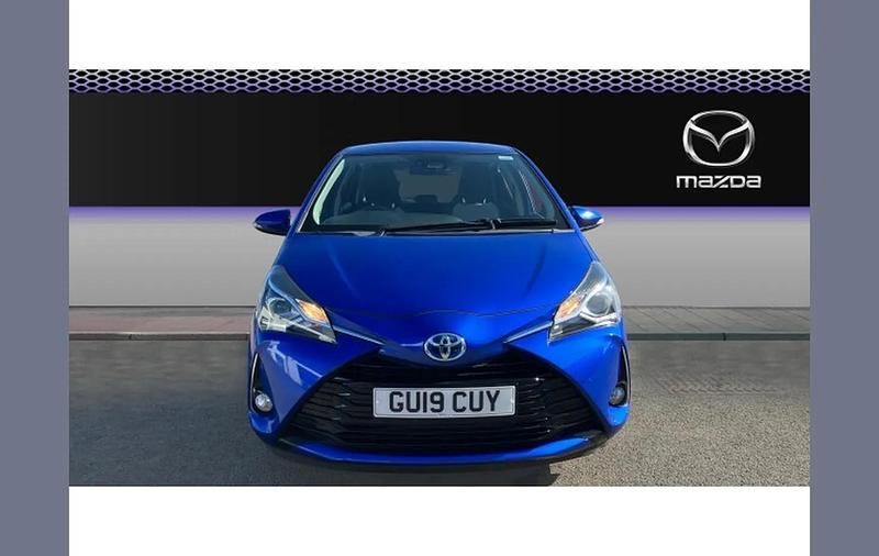 Used Toyota Yaris Hybrid 101 HP (74 kW) 2019 Blue Hatchback