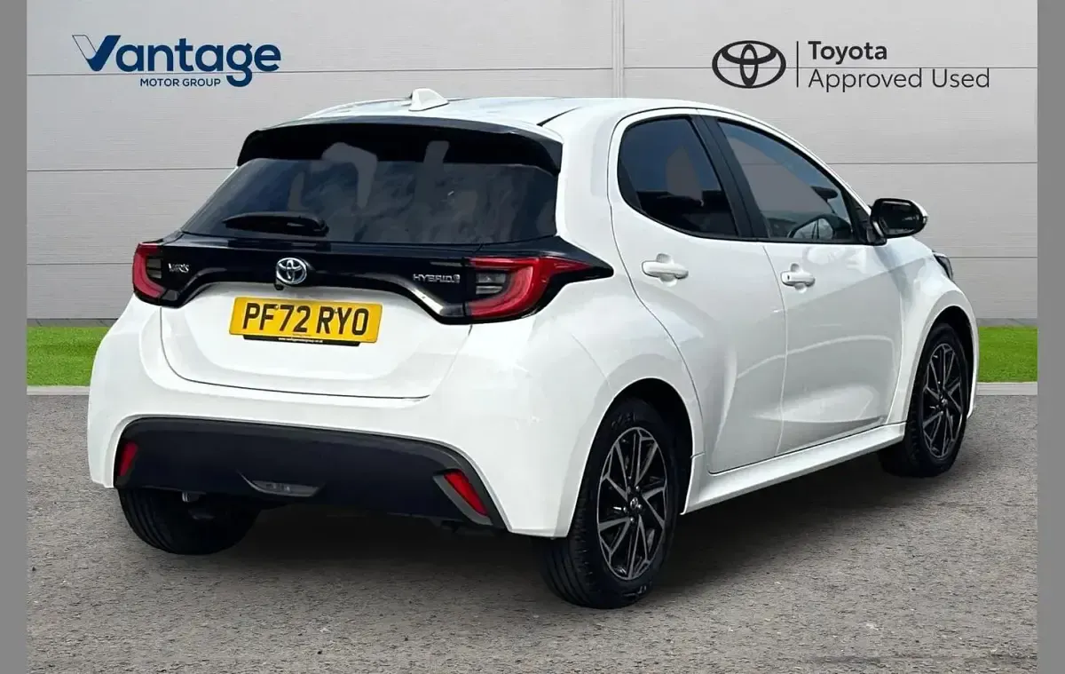 Used Toyota Yaris Design 113 HP (83 kW) 2023 White Hatchback