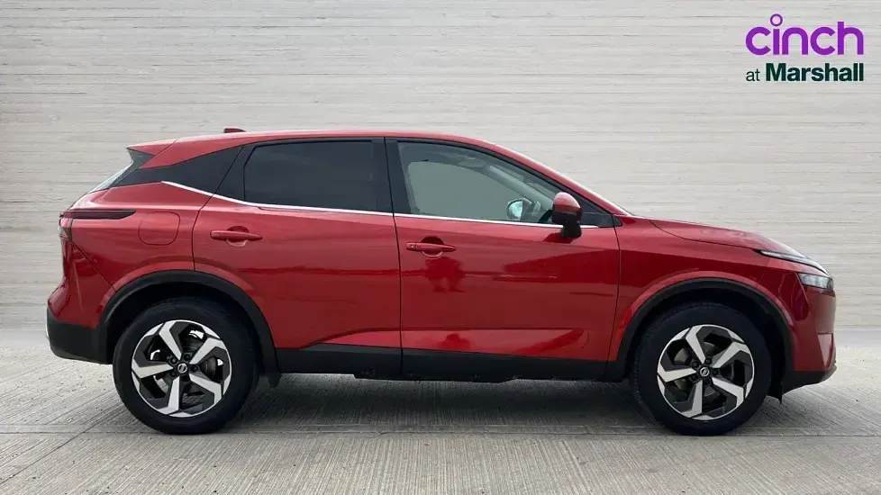 Used Nissan Qashqai N-Connecta 140 HP (102 kW) 2022 Red SUV