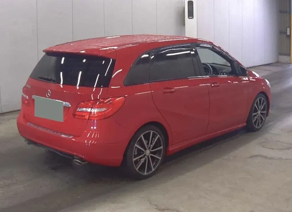Used Mercedes B180 122 HP (89 kW) 2013 Red Hatchback