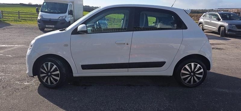 Used Renault Twingo Play 70 HP (51 kW) 2015 White Hatchback