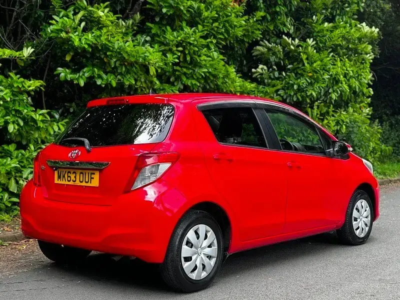 Used Toyota Yaris Multidrive S 69 HP (50 kW) 2013 Red Hatchback