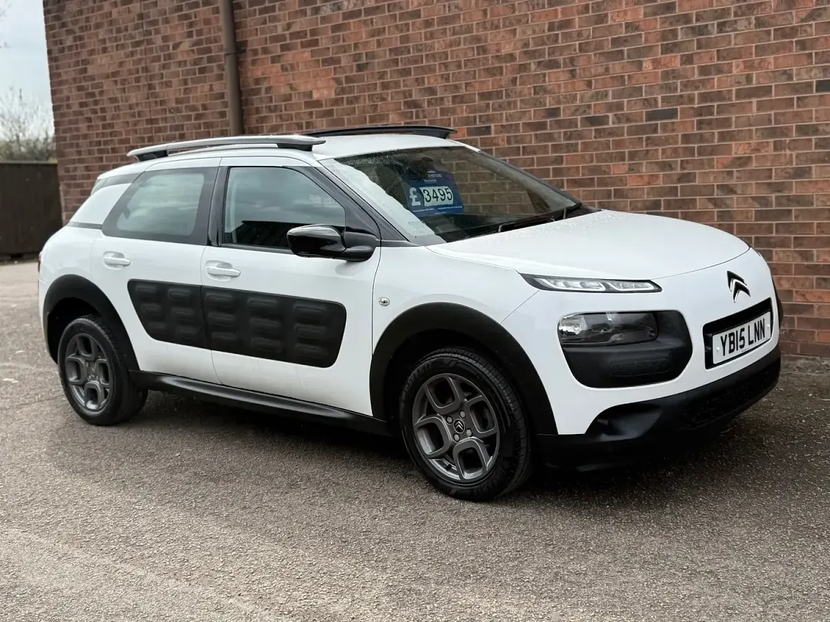 Used Citroën C4 Cactus Feel 82 HP (60 kW) 2015 White Hatchback