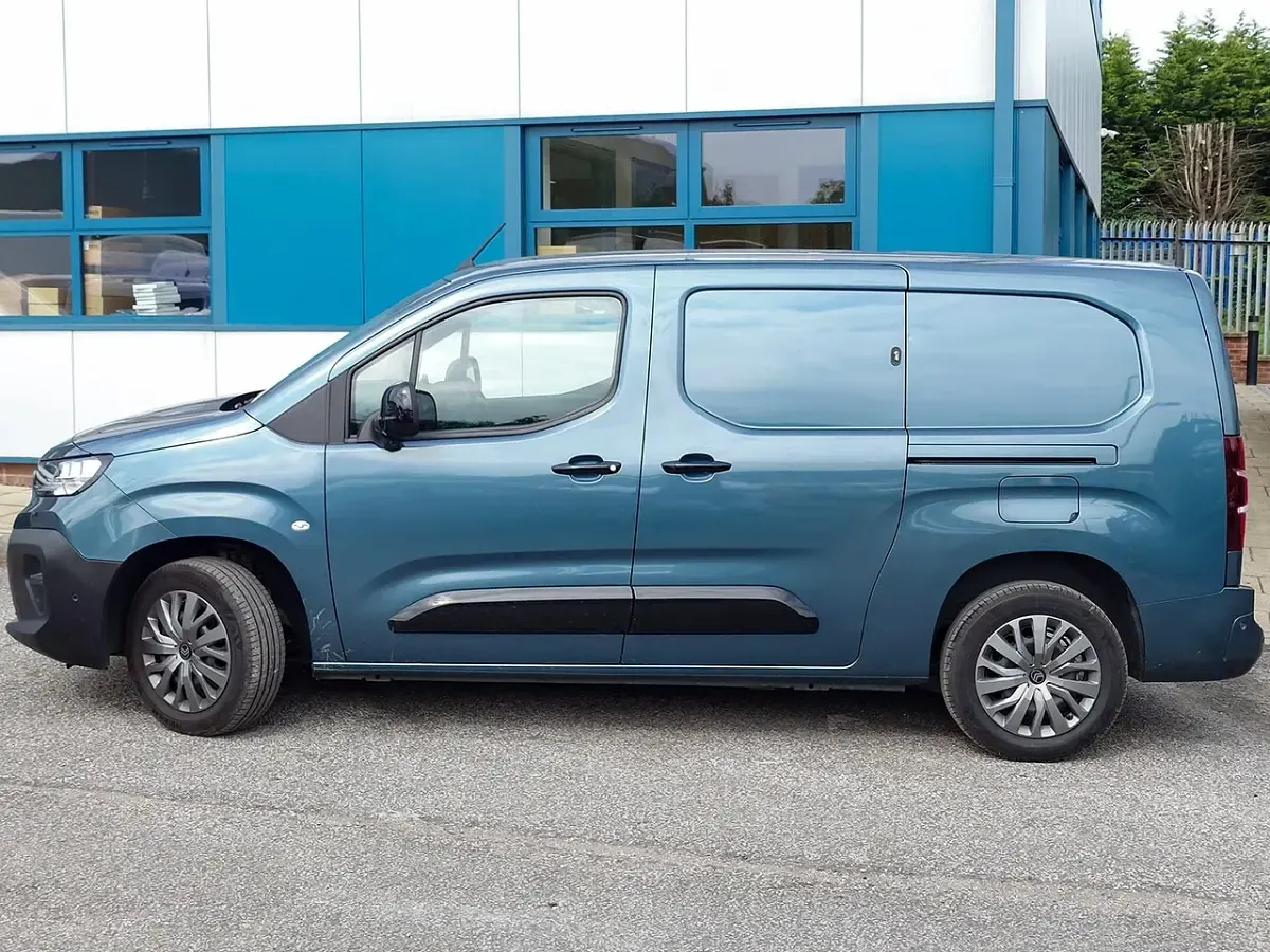 Used Citroën Berlingo 130 HP (95 kW) 2026 Blue MPV