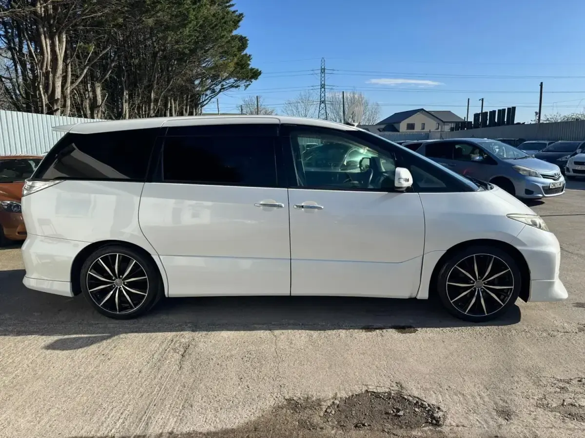 Begagnad Toyota Estima 170 HK (125 kW) 2013 Vit Minibuss