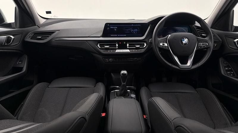 Used BMW 118 Sport Line 134 HP (98 kW) 2022 White Hatchback