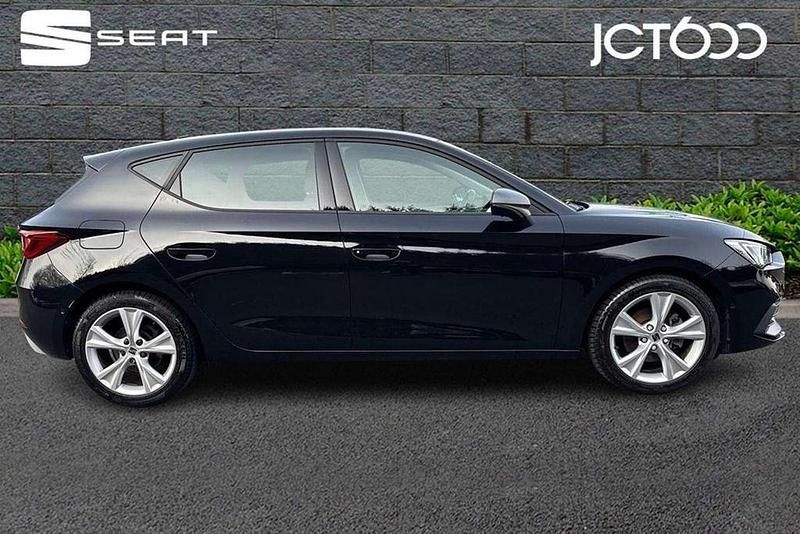Begagnad Seat Leon FR 147 HK (108 kW) 2024 Svart Halvkombi