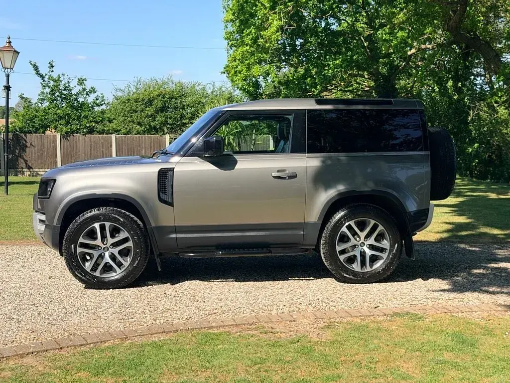 Used Land Rover Defender HSE 250 HP (183 kW) 2023 Silver SUV