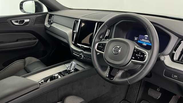 Usado Volvo XC60 Plus 247 HP (181 kW) 2025 Cinzento SUV