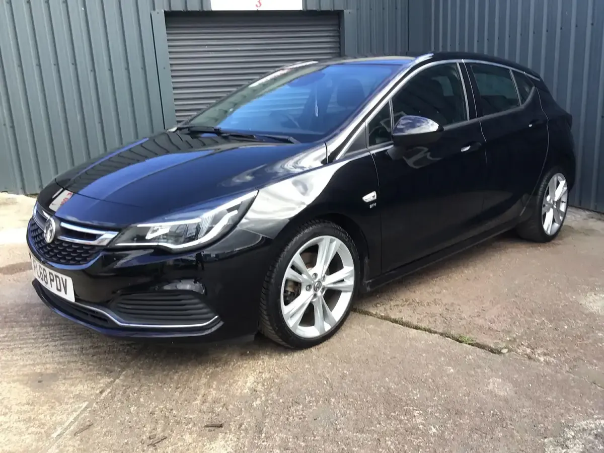 Used Vauxhall Astra SRi 200 HP (147 kW) 2018 Black Hatchback