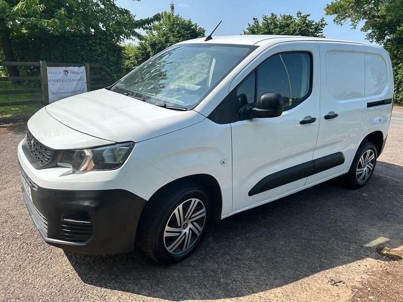 White Used 2021 Peugeot Partner MPV | £8,295 (Good price) - Image 1/4