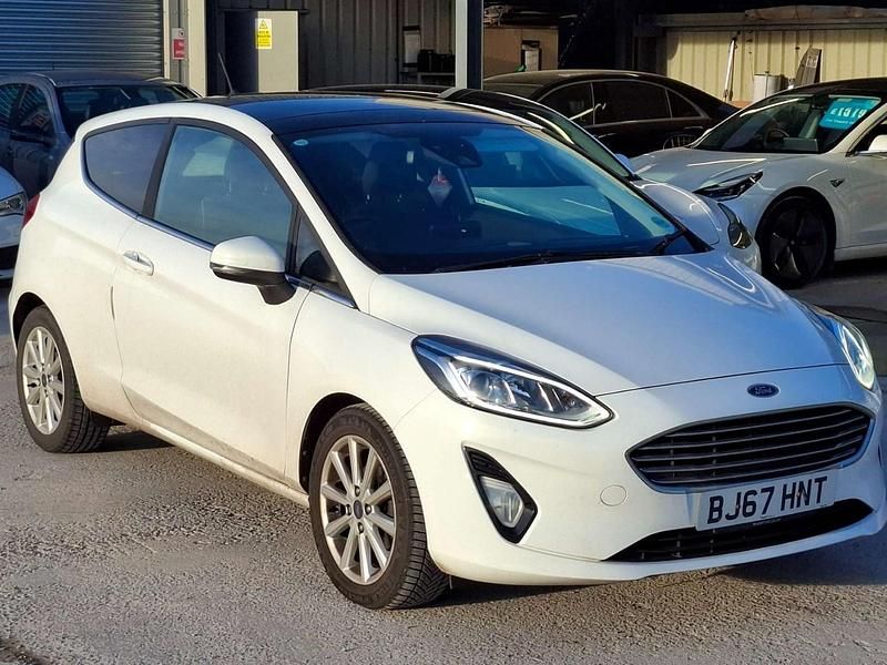 Used Ford Fiesta Titanium 100 HP (73 kW) 2017 White Hatchback