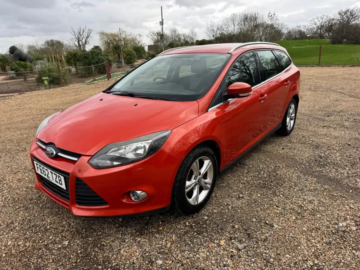 Begagnad Ford Focus Zetec 2012 Röd Kombi