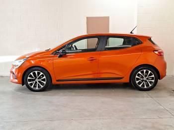 Used Renault Clio V Evolution 145 HP (106 kW) 2023 Orange Hatchback