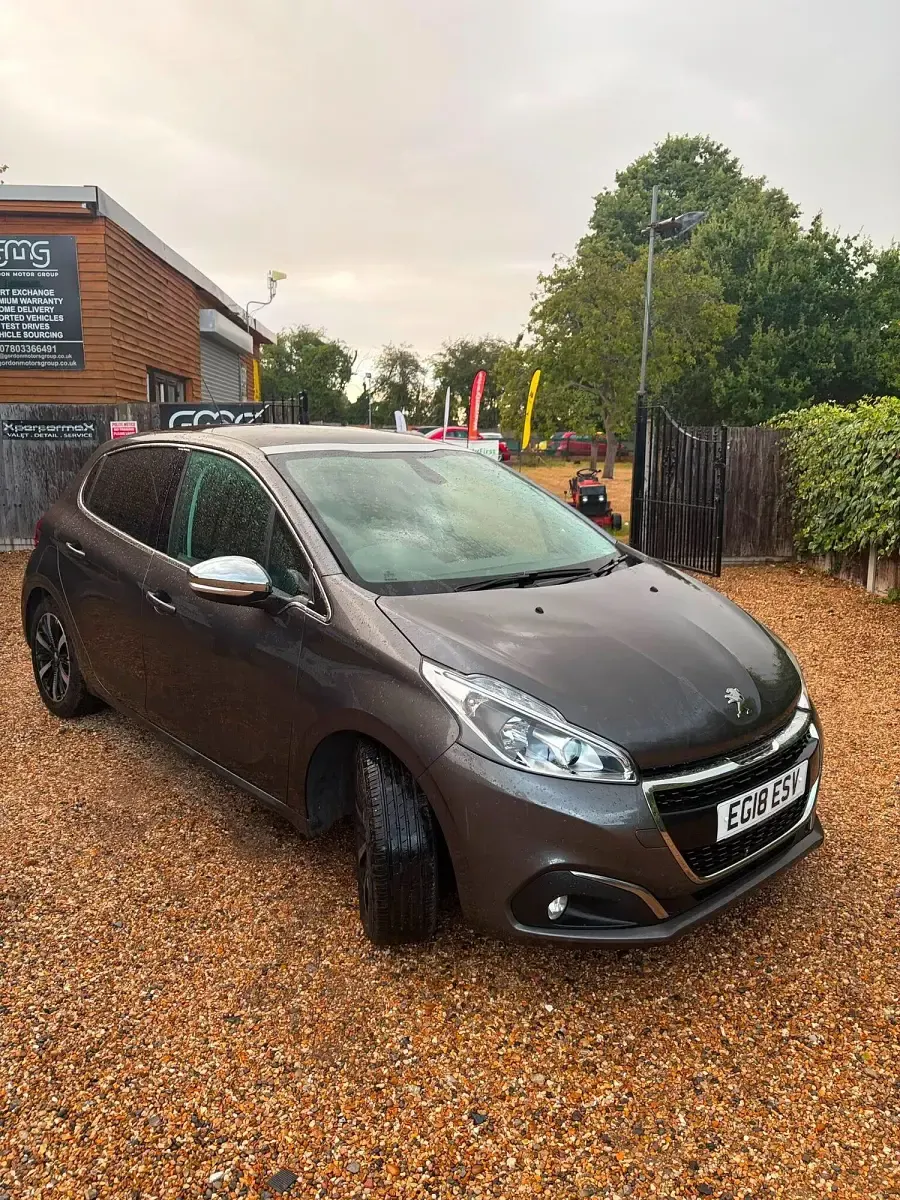 Used Peugeot 208 Allure Premium 80 HP (58 kW) 2018 Grey Hatchback