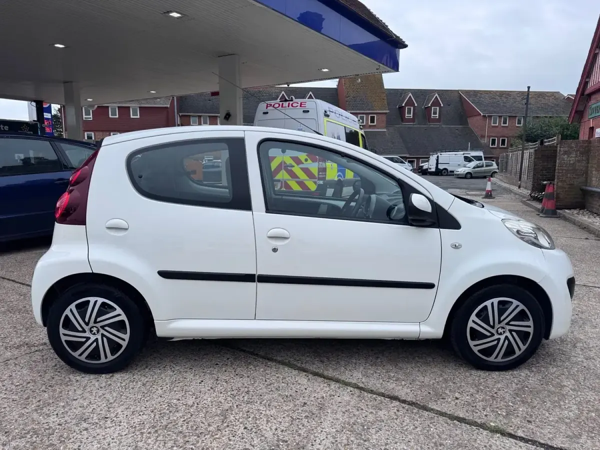 Used Peugeot 107 Active 68 HP (50 kW) 2013 White Hatchback