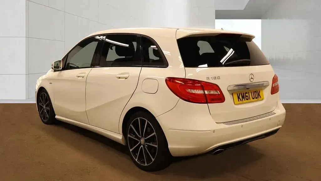 Used Mercedes B180 2011 White Hatchback