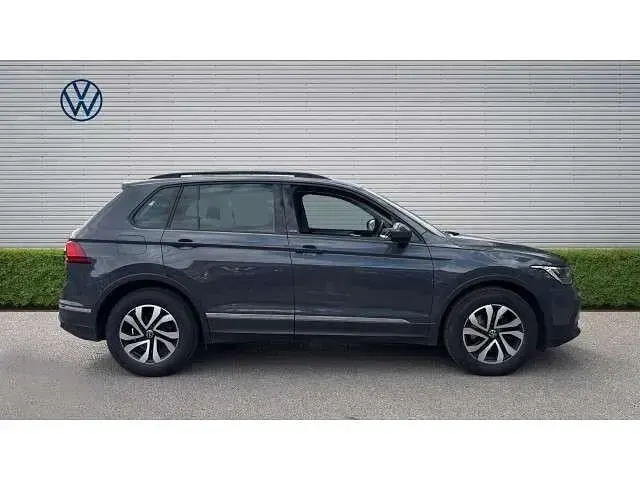 Begagnad VW Tiguan Active 150 HK (110 kW) 2022 Grå SUV