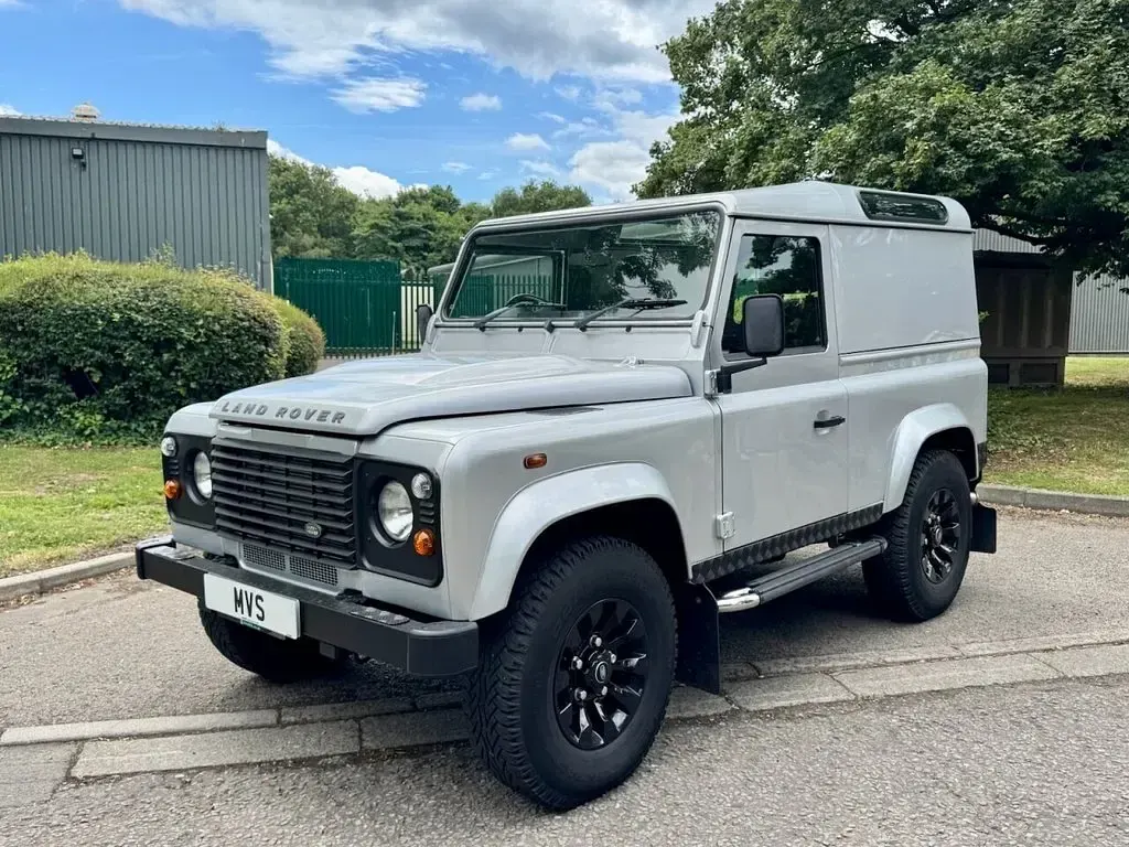Used Land Rover Defender 122 HP (89 kW) 2011 Silver Hatchback