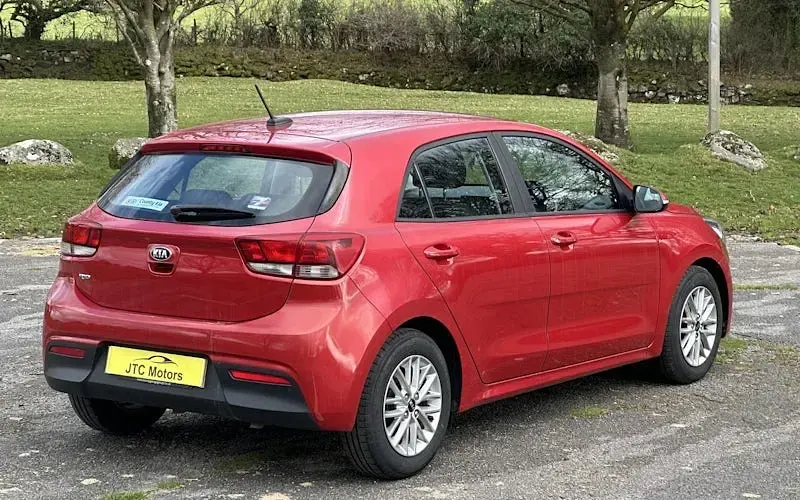 Begagnad Kia Rio 99 HK (72 kW) 2019 Röd Halvkombi