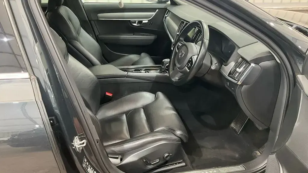 Used Volvo V90 Momentum 190 HP (139 kW) 2020 Grey Estate