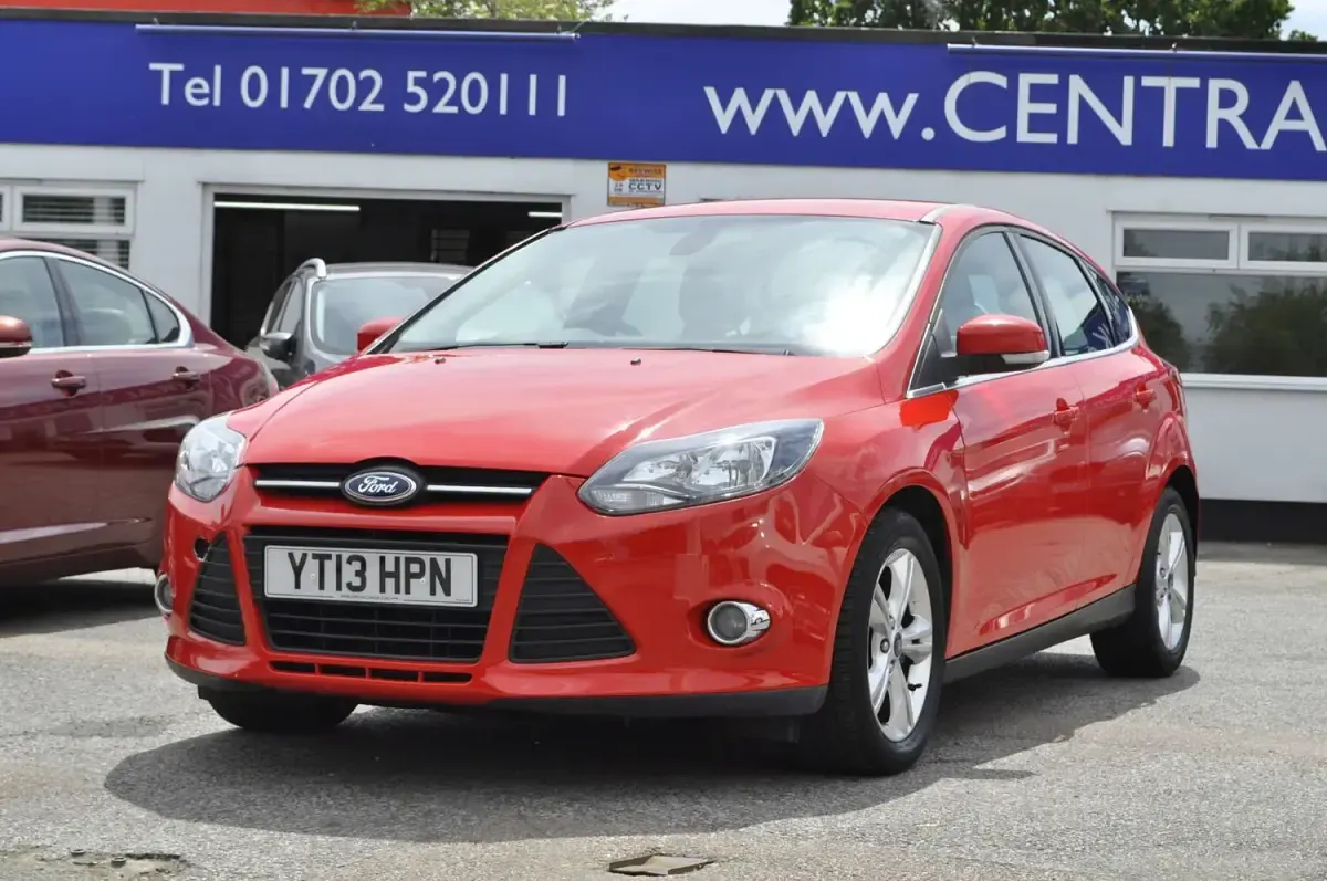 Used Ford Focus Zetec 125 HP (91 kW) 2013 Red Hatchback