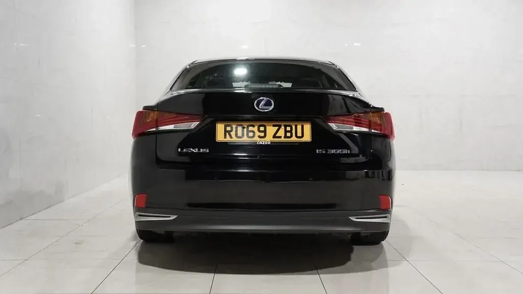 Usado Lexus IS300h 223 CV (164 kW) 2019 Negro Berlina